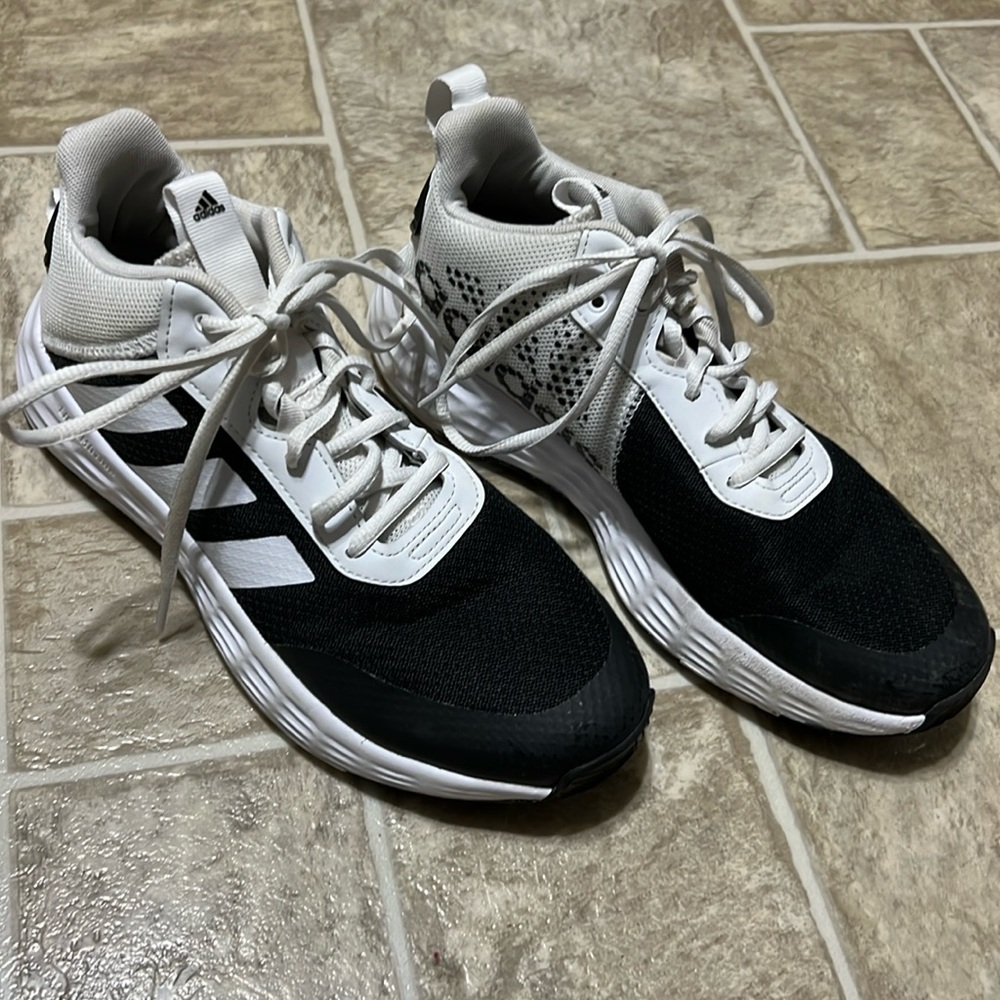 Men’s Adidas tennis shoes size 6.5